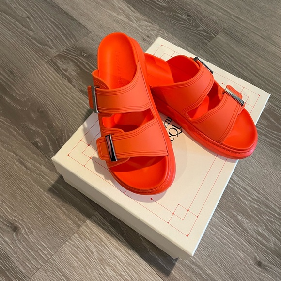 Alexander McQueen oversized slide sandal - Picture 4 of 9